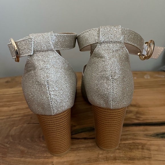 Size 38 dress shoe.  Only worn for 2 hours at my wedding - Picture 3 of 5